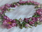 Rose Wreath - Broderad p&aring; siden